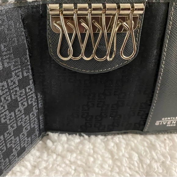 Givenchy Gray keycase with six key holders, excellent condition - Picture 3 of 10